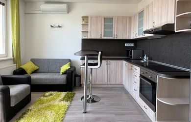 Predáme zariadenú dvojgarsónku s loggiou v top lokalite Petržalky