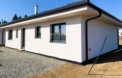 Skolaudovaná novostavba rodinného domu Levice, nová časť smer Kalinčiakovo