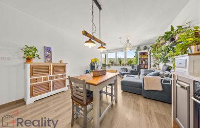 PLUS REALITY | Nadštandardný a priestranný trojizbový byt s veľkou loggiou v meste Bratislava - Rača na predaj !