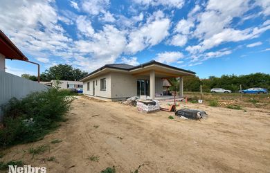 Neibrs | 4 izbový rodinný dom (bungalov) na Novej ulici – pokojná lokalita priamo v centre Šoporne