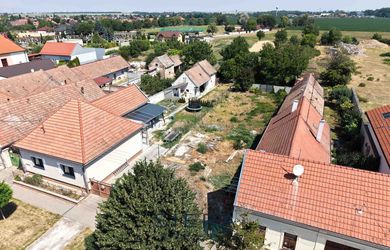 Stavebný pozemok 2 389 m² vo Vlčkovciach, IS pri pozemku