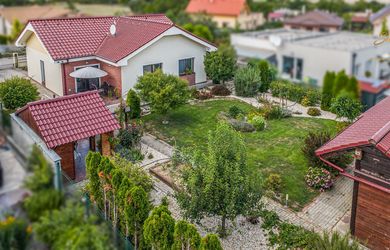 Moderný 3-izbový bungalov s garážou, dielňou a krásnou záhradou – Hôrka nad Váhom