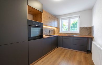 2-IZBOVÝ BYT PO REKONŠTRUKCII S BALKÓNOM | PRIEVIDZA