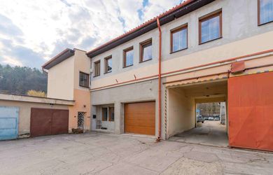 Predaj pozemku pre komerčné účely v Novej Dubnici, s výmerou 2749 m2