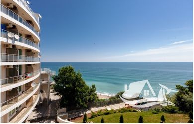 Prostorný apartmán 3+kk v první linii u moře v Byale – 148 m² s prostornou terasou