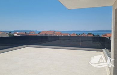 Luxusní penthouse se střešní terasou a výhledem na moře 140 m od pláže, Privlaka, Chorvatsko