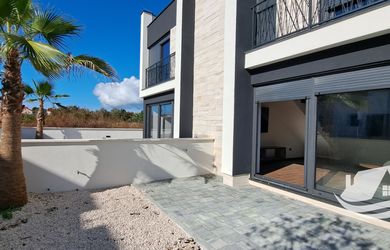 Moderní dvoupodlažní apartmán se zahradou 200 m od moře, Privlaka, Chorvatsko