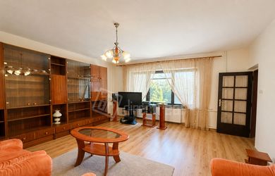 DIRECTREAL|Veľký pozemok o rozlohe 3 382 m² so starším rodinným domom.