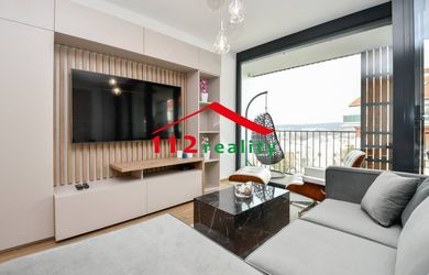 Luxusný plne zariadeny klimatizovany 3 a 1/2 izbovy byt v novostavbe, Staré mesto, blízko Cambridge International School Bratislava