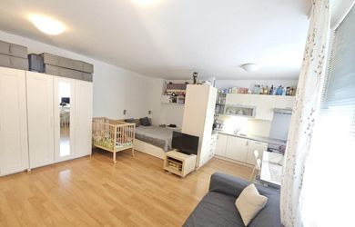 Slnečný zariadený byt s loggiou a parkovaním