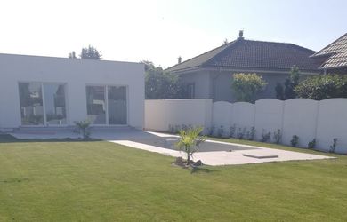 Priestranný moderný 4-izbový rodinný dom s bazénom