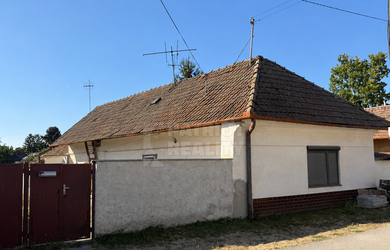 „Rodinný dom za cenu pozemku – 972 m², Levice – Podhradie“.
