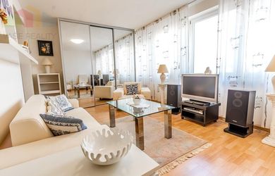 Na prenájom priestranný 3-izbový byt s lodžiou, 101 m², nádherný výhľad na Bratislavu,Zadunajská cesta, Petržalka, od 10/2026