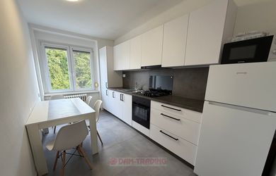 Veľký 2 izb. byt po čiast. rekonštrukcii, 63m2, otočený do dvora – MILETIČOVA, NIVY