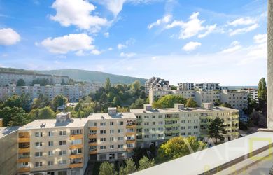 Bývanie s krásnym výhľadom nad Dúbravkou - svetlý 2-izb. byt