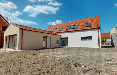 Veľkorysý rodinný dom s piatimi izbami, troma kúpeľňami, množstvom úložného priestoru a mnohým iným