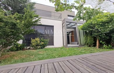 NA PREDAJ - NADŠTANDARDNÝ 4-IZBOVÝ RODINNÝ DOM S KRBOM, SÚKROMNOU ZÁHRADOU A PANORAMATICKÝM VÝHĽADOM | LOPENÍCKA ULICA, BRATISLAVA – AHOJ