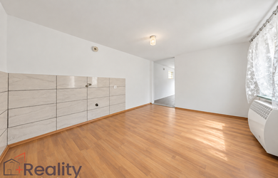 PLUS REALITY | Rodinný dom s veľkým pozemkom a samostatnou garážou v obci Trhová Hradská na predaj!