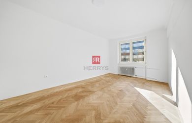 HERRYS - na predaj 2,5-izbový byt s halou a samostatnou kuchyňou na Budovateľskej ulici + pivnica